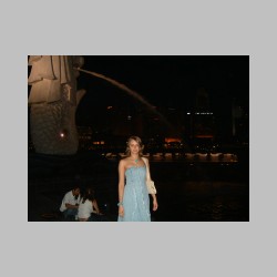 noca pod symbolem Singapuru.html